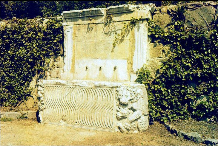 Античный саркофаг в Нижнем парке 1834г.