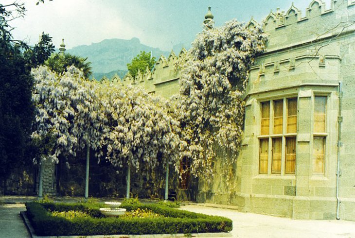 Фасад библиотеки со стороны Бахчисарайского дворика.