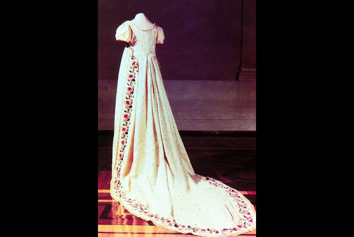 Платье из крепа с отделкой соломкой и искусстными цветами. XIX в.