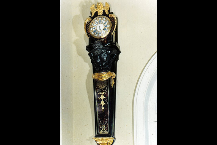 7. Часы стенные с фигурой Атланта. Франция. 1770-е годы.