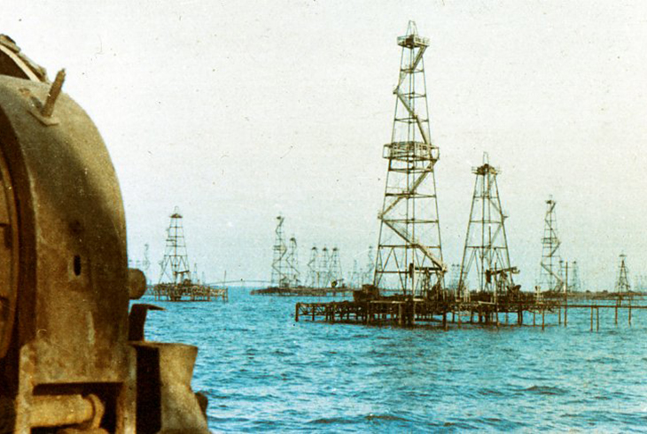 4. Нефтяные вышки в море.