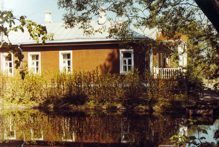 3. Дом А. П. Чехова со стороны пруда.