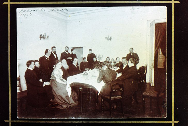 8. «Большой чай» Фотография 1898 г.