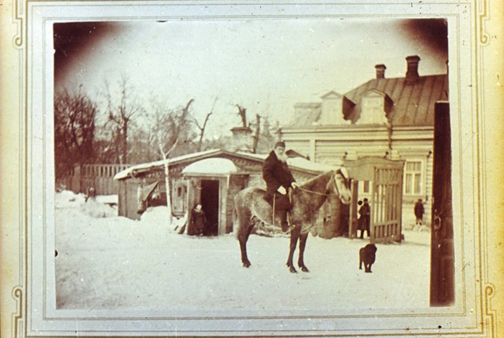 19. Л. Н. Толстой. Фотография 1898 г.