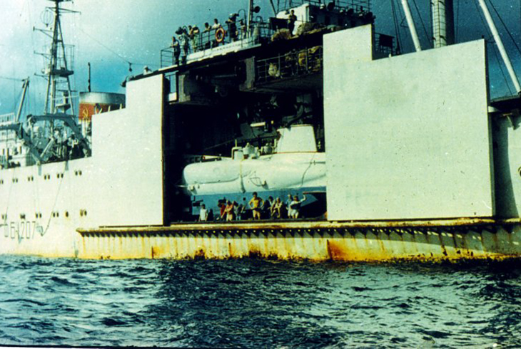 1. Подводный аппарат «Север-2» в ангаре судна-носителя «Ихтиандр».