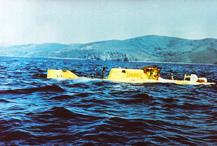 4. «Тинро-2» уходит под воду.