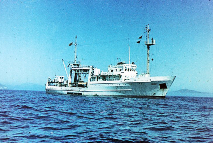 1. «Гидробиолог» - судно-носитель подводного обитаемого аппарата «Тинро-2».
