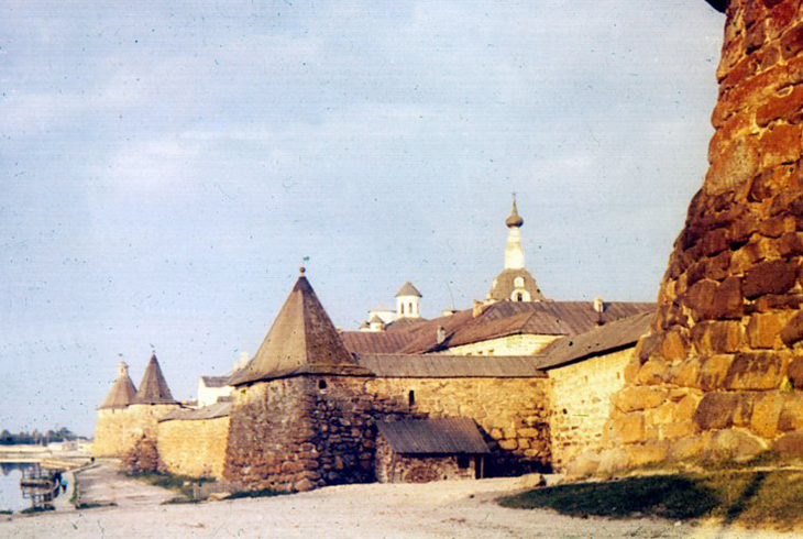 2. Соловецкие острова. Часть крепостной стены Соловецкого монастыря. 1584-1594 (96).