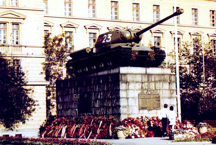 3.	ЧССР. Прага. Советский танк, первым вошедший в город 9 мая 1945 г.