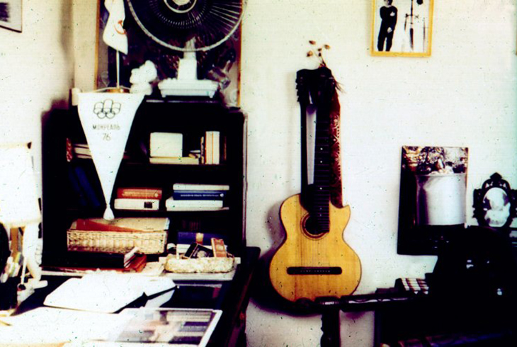 23. Письменный стол В. Высоцкого в его московской квартире. Где он жил с 1975 г. По 1980 г.