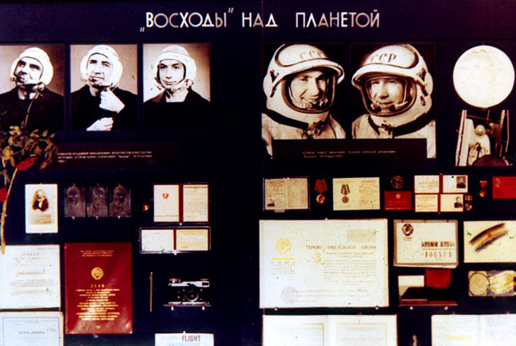 7. Экипажи кораблей «Восход». А. А. Леонов впервые в мире осуществил выход в открытый космос.