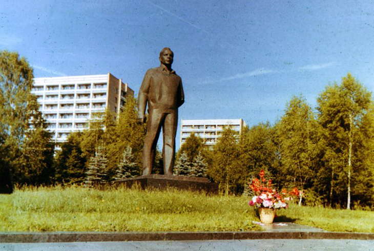 1. Памятник Ю. А. Гагарину в Звездном. 1971 г. Ск. Б. Дюжев. Арх. А. Заварзин.