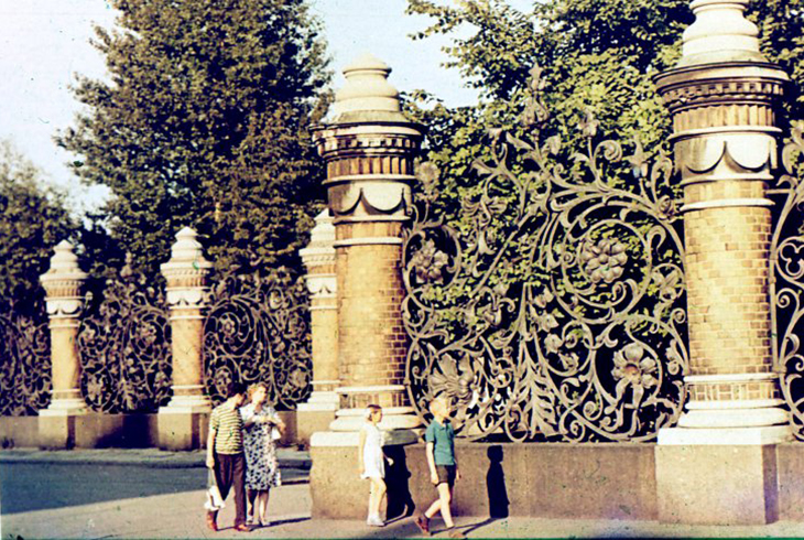 2.	 Ограда Михайловского сада.