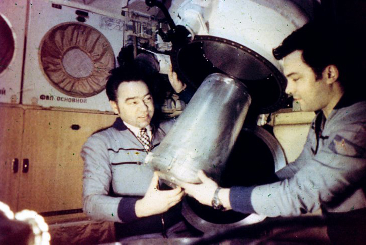 8.	 Космонавты Ю. Романенко и Г. Гречко проводят работу со шлюзовой камерой.
