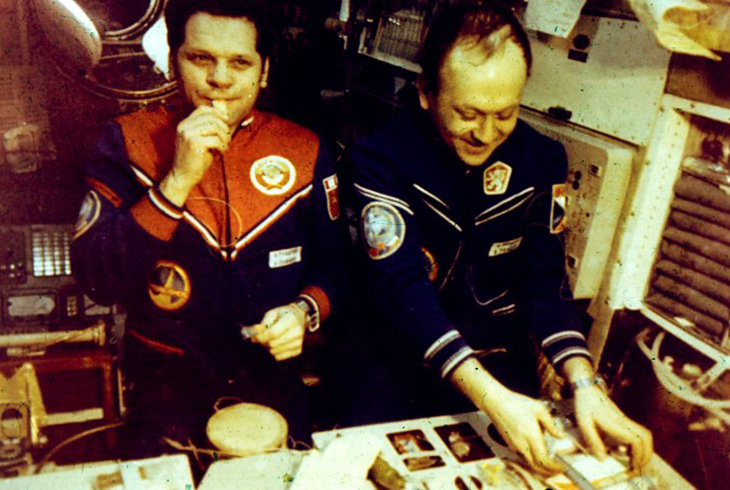 21. Космонавты А. Губарев  и В. Ремек во время приема пищи на борту космического комплекса.