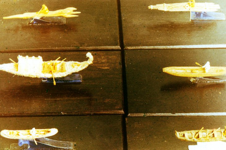 1.	Первые беспарусные плавучие средства человека (бревна, плотики, лодки, челны).