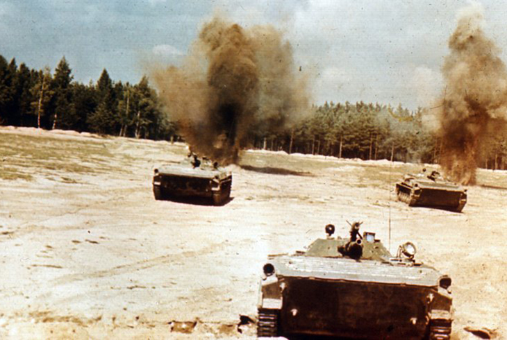 8.	Боевые машины пехоты в атаке.