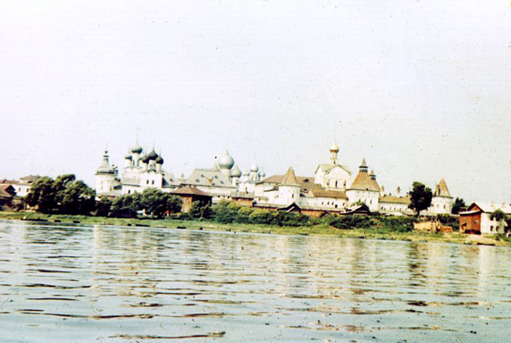 1.	 Вид на Кремль с озера Неро.