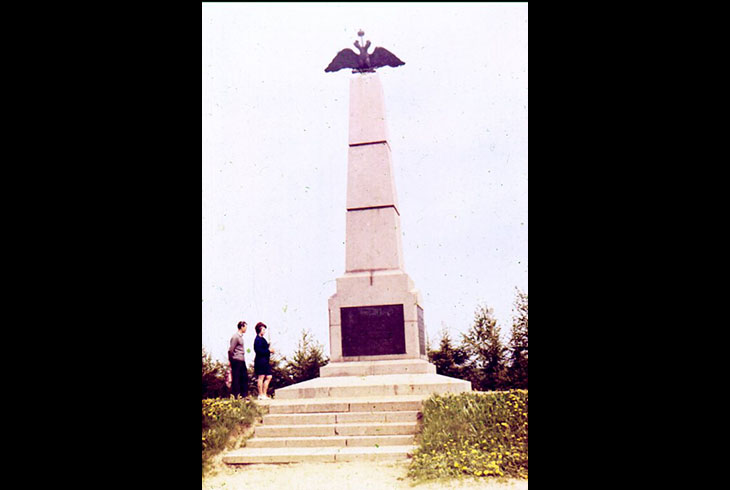 13. Памятник лейб-гвардии  Литовскому полку от Московского полка.