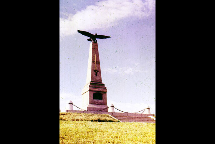 2.	Памятник М. Кутузуву