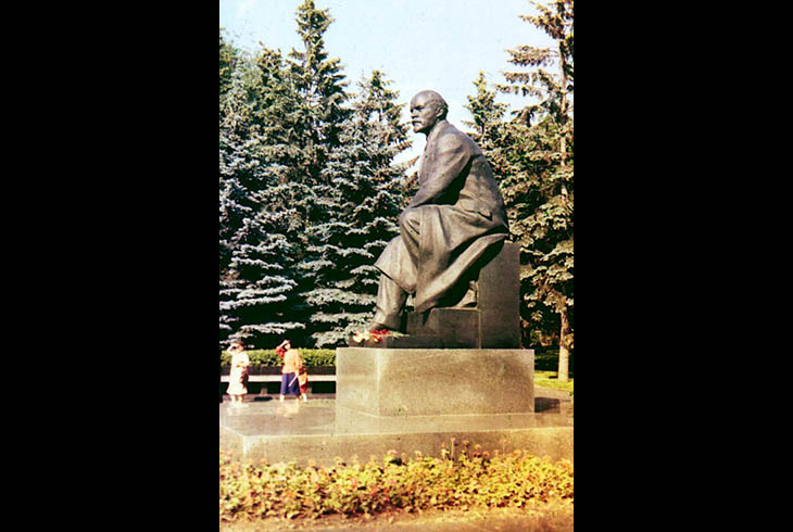 1. Памятник В. И. Ленину в Кремле.