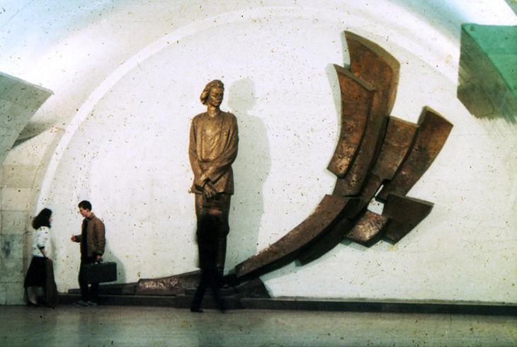 13. Ст. «Горьковская», открыта в 1979 г. Памятник А. М. Горькому ск. В. Клыков