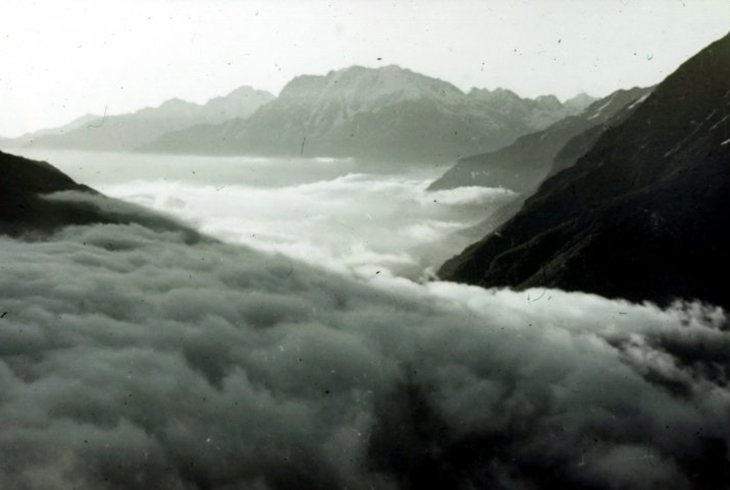 8-540. В горах Кавказа. Над облаками.