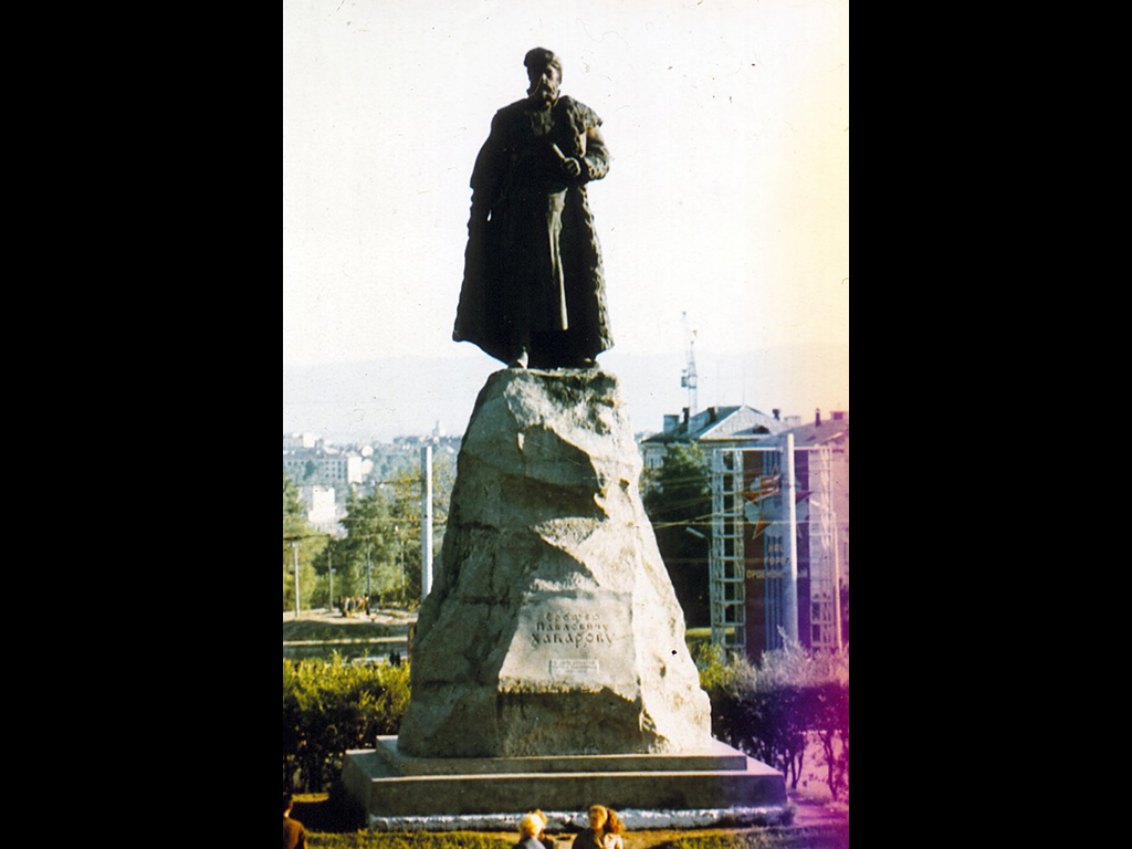 Памятник Хабарову.