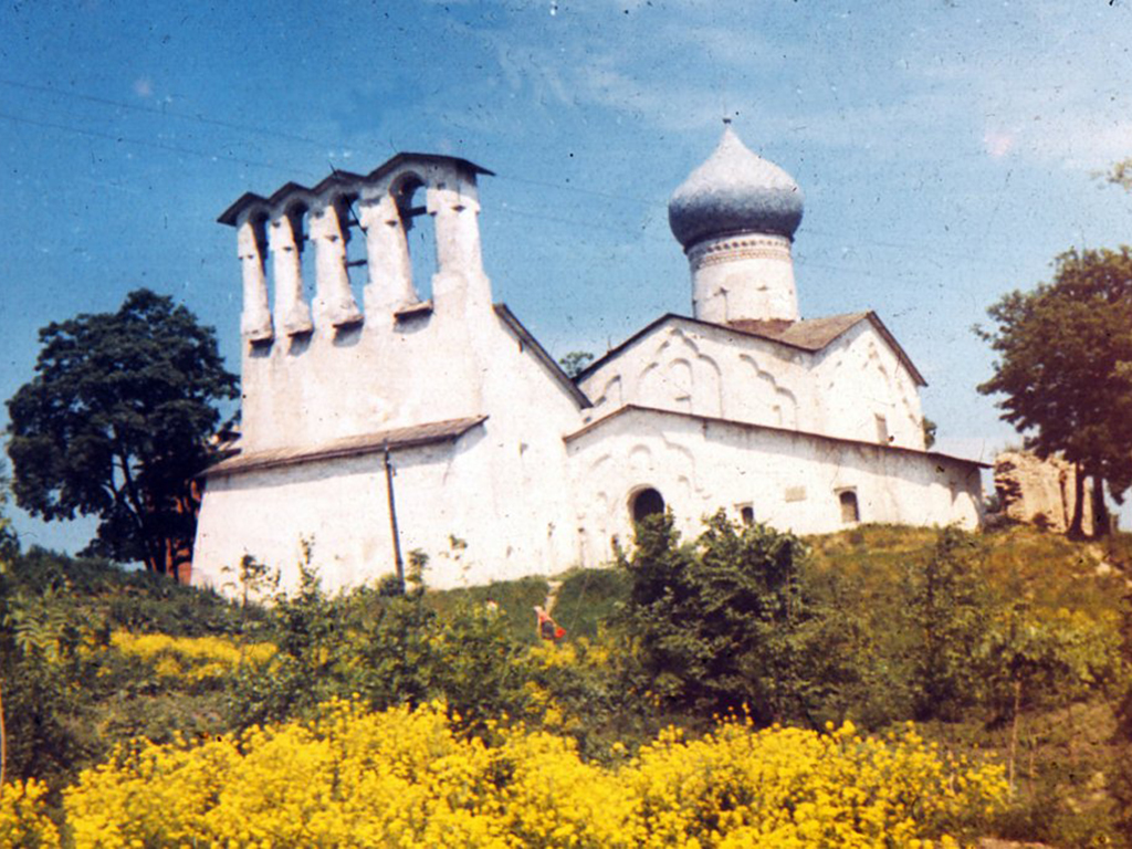 Вид с юго-запада на церковь Богоявления с Запсковья. 1496 г.