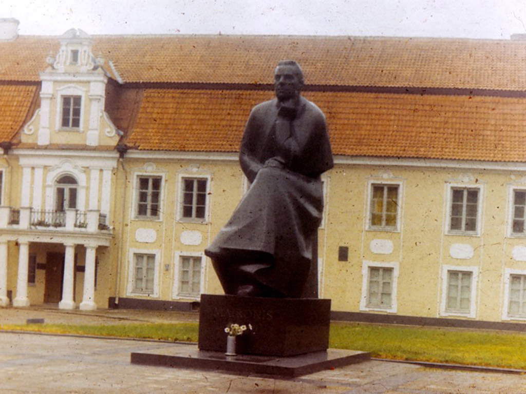 Памятник поэту Майронису. 1977. Ск. Г. Иокубонис, архитектор К. Шешельгис