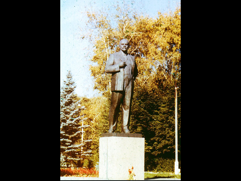 Осташков. Памятник В. И. Ленину