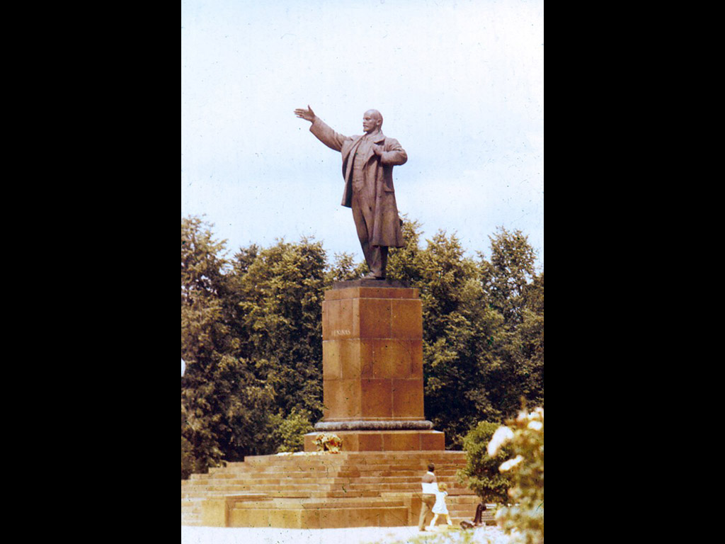 Памятник В. И. Ленину. ск. Н. В. Томский. 1952 г.