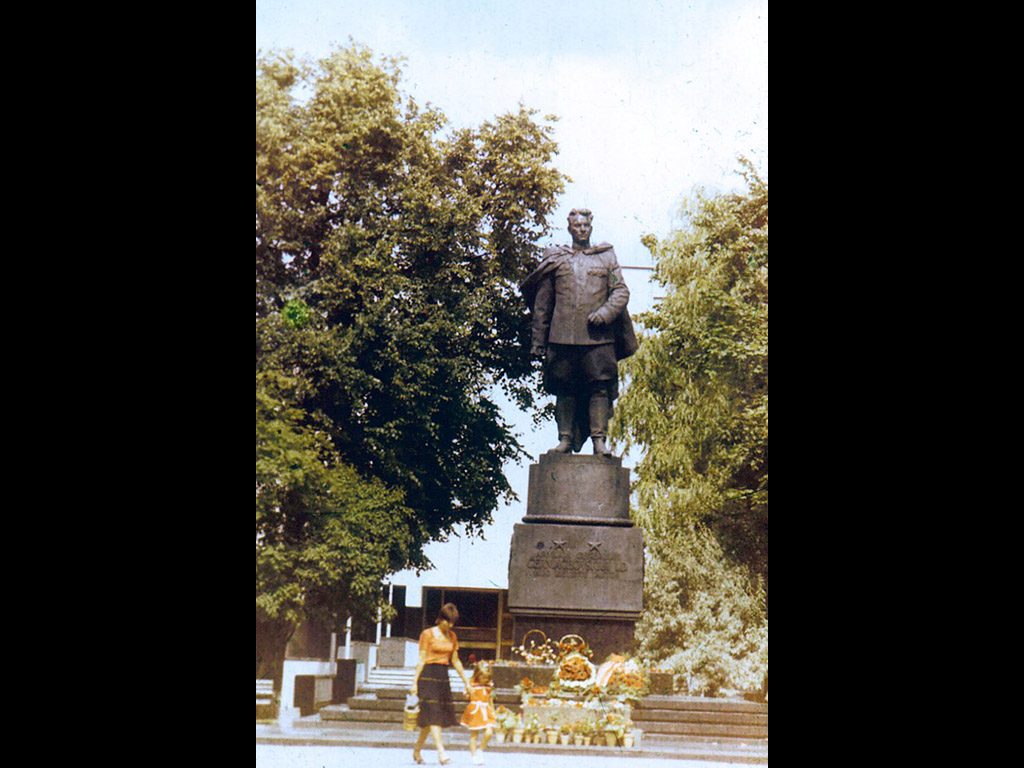 Памятник генералу армии дважды Герою Советского Союза И. Д. Черняховскому. ск. Н. В. Томский. 1950 г.