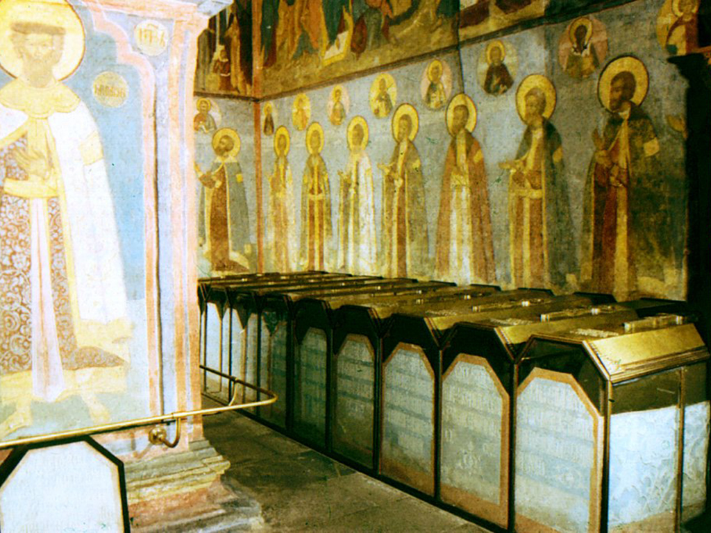 Юго-западная часть собора. На столбе изображение великого князя Александра Невского.