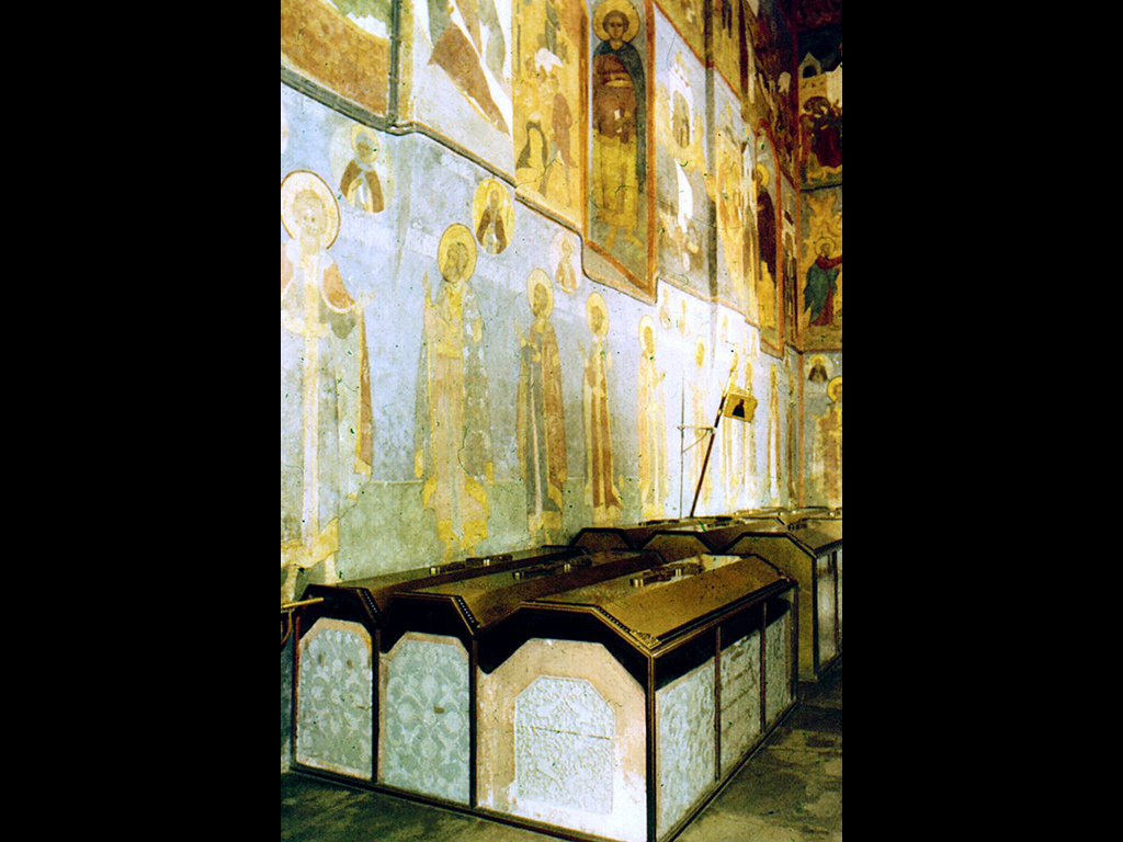 Гробницы великих князей у южной стены собора.