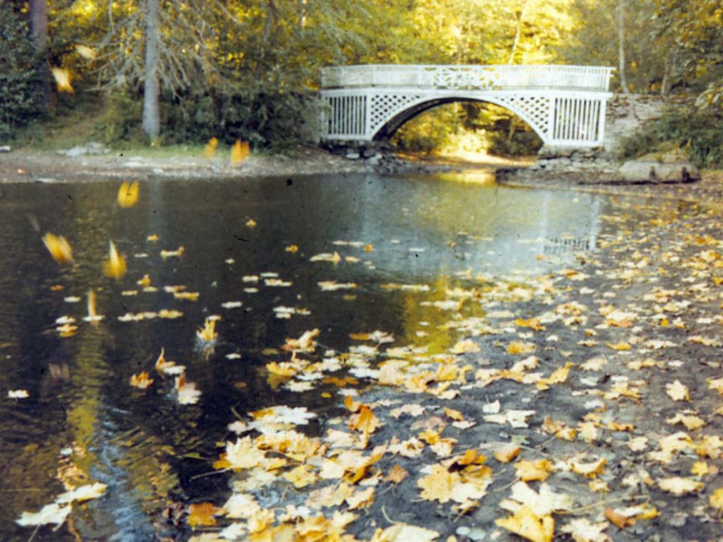 Старинный мостик в одном из уголков парка.