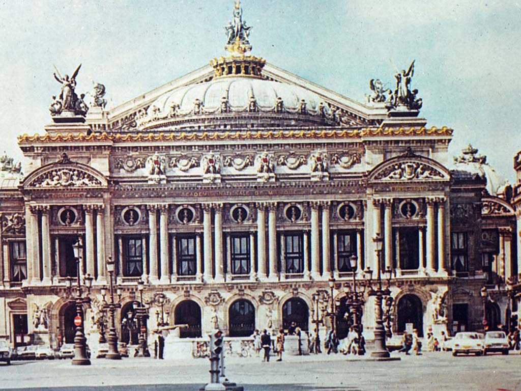 Здание оперы в Париже.