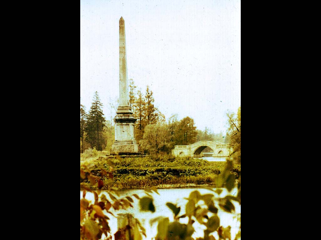 Чесменский обелиск в парке.