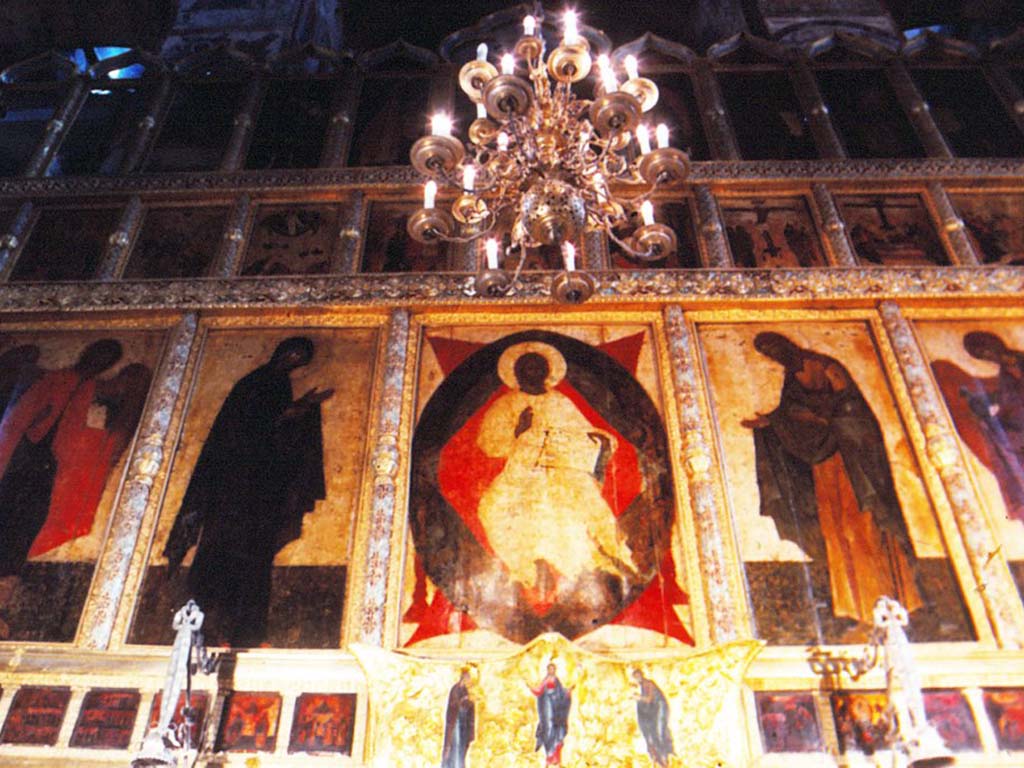 Многоярусный иконостас собора. Общий вид.