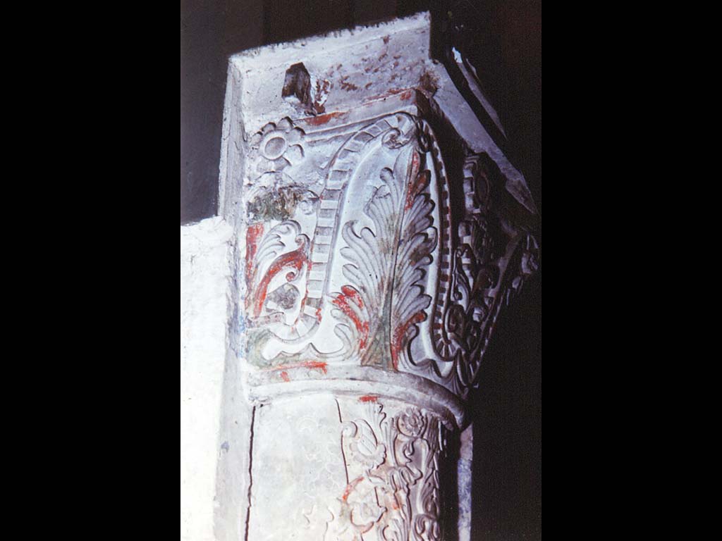 Резная белокаменная колонна с полихромной раскраской. XVI в. Фрагмент украшения южной галереи.