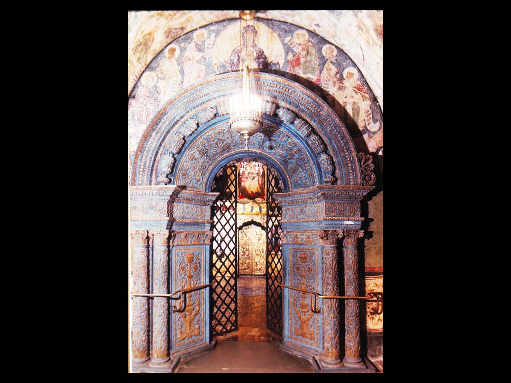Белокаменный резной портал, XVI в. Западный вход в собор.