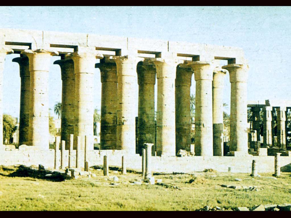 Колоннада двора храма в Луксоре.