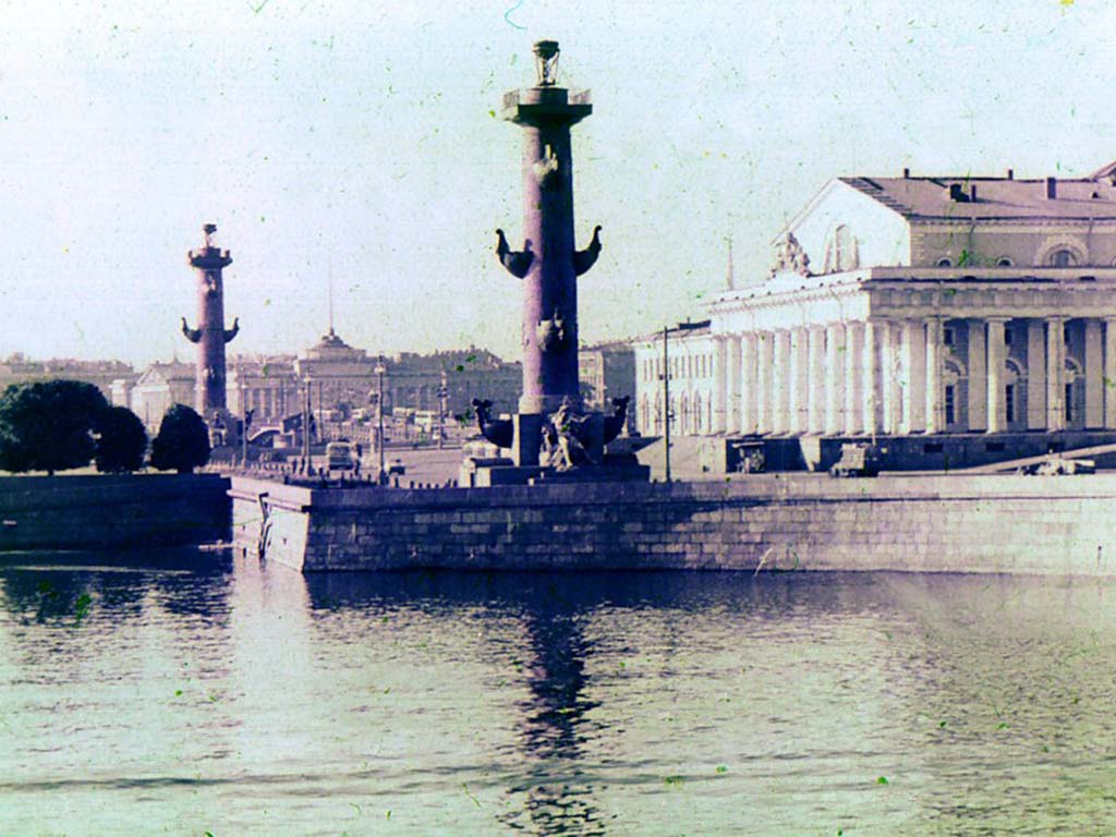 Ленинград. Ростральные колонны и здание б. Биржи.