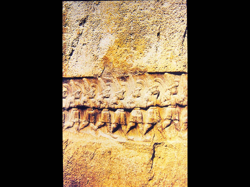 Наскальный рельеф с изображением хеттских воинов. XIV-XIII вв. до н. э. Язылыкай.