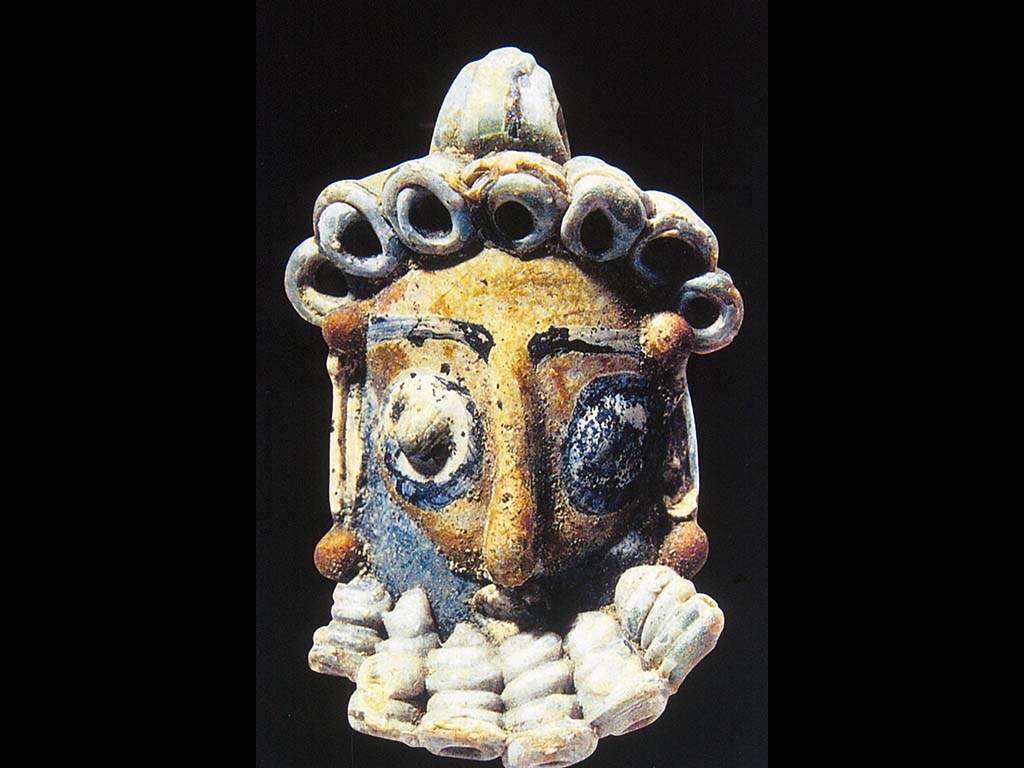 Пуниченская маска. Раскрашенная терракота. 400-300 г. до н. э. Карфаген. Некрополь Лувр. Париж.