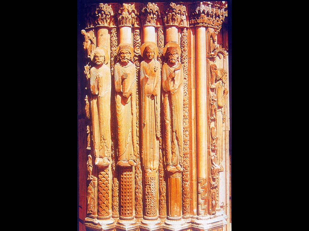 Скульптурная группа правого крыла королевских ворот в кафедральном соборе в Шартре