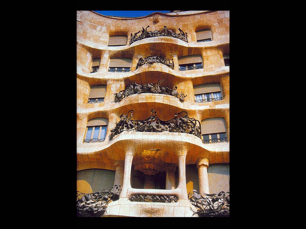 Модерн. А. Гауди. Жилой дом Каса Мила (Барселона, Испания). 1906-1909