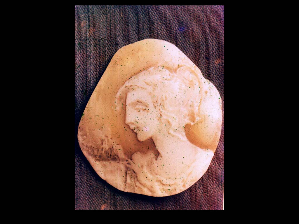 Камея «Голова девушки». Морская раковина. 1920-1923.