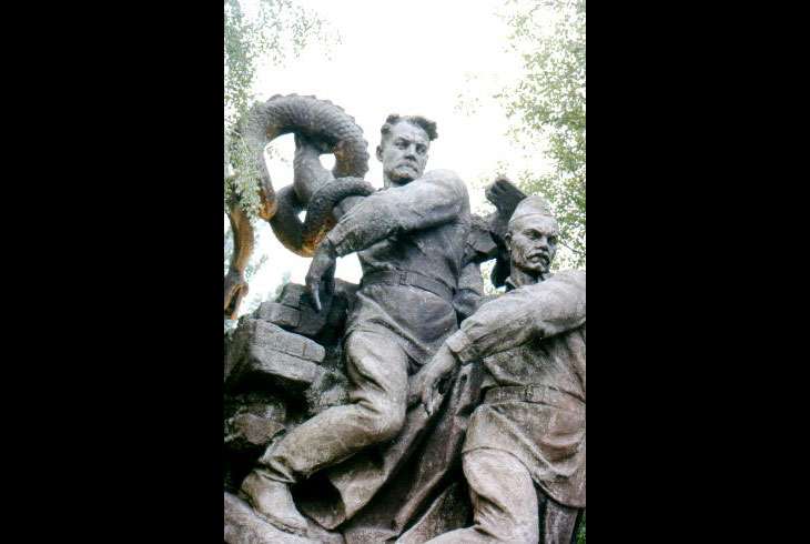 Скульптура «Уничтожение гидры фашизма