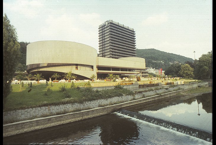 Комплекс зданий курортного санатория "Термал" с фестивальным кинотеатром на первом плане, вид со стороны реки Теплой